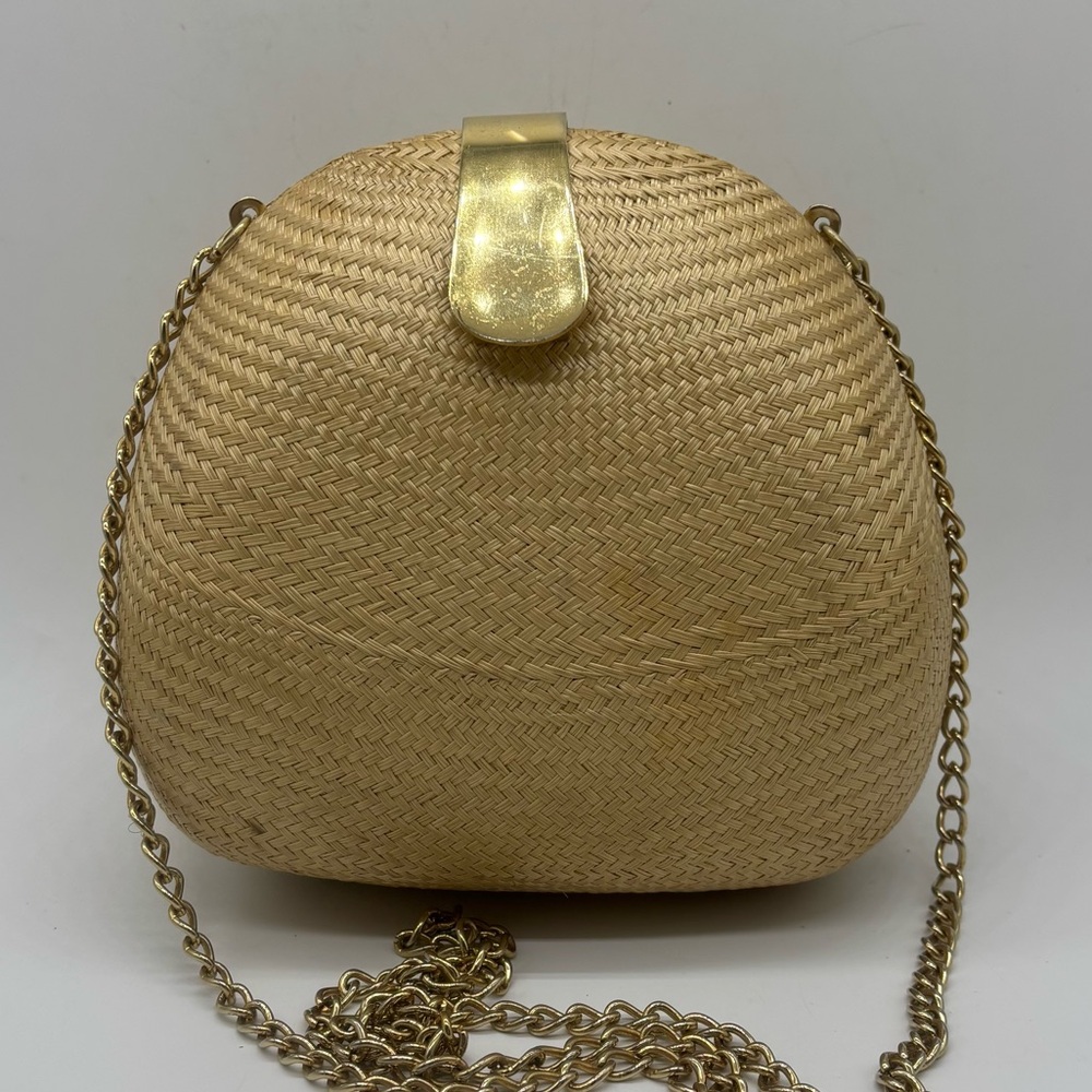 Vintage Bequizo Woven Straw Clam Shell Clutch Purse Gold Metal Chain Strap